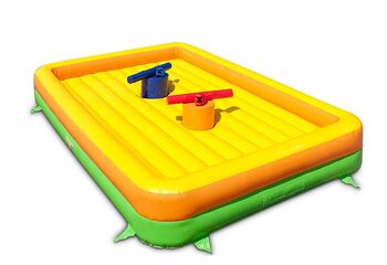 Los gladiadores juegan uno contra el otro en un castillo hinchable