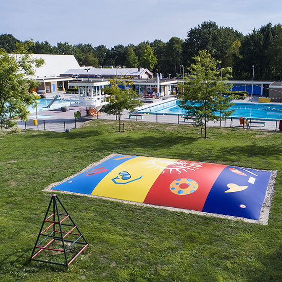 Ordene un inflable de montaña aérea con tema de verano hecho a medida para niños en JB Hinchables España. Compre ahora un diseño gratuito para montañas aéreas inflables en su propia identidad corporativa