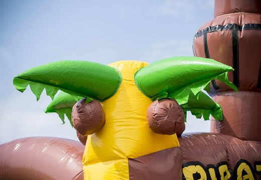 Ordene pista americana en tema pirata para niños. Compre pistas americanas inflables en línea ahora en JB Hinchables España