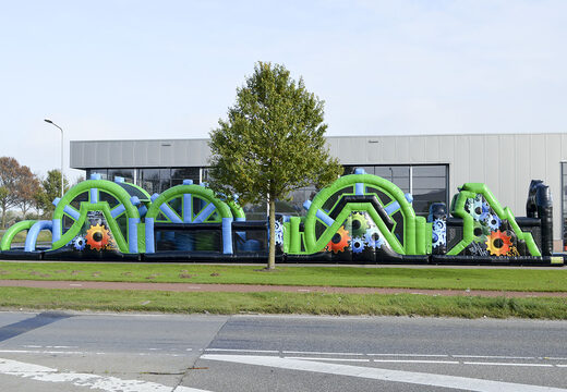 Compre una mega pista americana de 30 metros en los colores negro y verde para jóvenes y mayores. Ordene pistas americanas inflables ahora en línea en JB Hinchables España