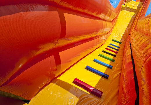 Slide inflável com tema de praia com piscina, objeto 3D impressionante, cores vivas e obstáculos 3D para crianças. Ordene escorregadores infláveis ​​agora online em JB Hinchables España