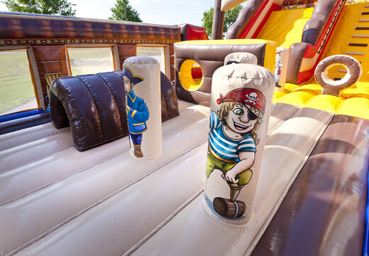 Consigue tu gran tobogán inflable Pirate world con obstáculos en 3D para niños. Ordene toboganes inflables ahora en línea en JB Hinchables España