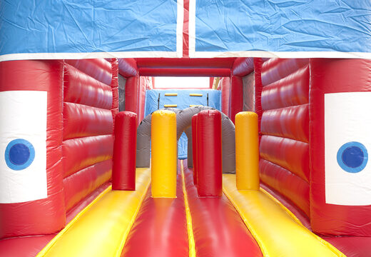 Pista americana única de 17 metros de ancho en un tema de departamento de bomberos con 7 elementos de juego y objetos coloridos para niños. Compre pistas americanas inflables en línea ahora en JB Hinchables España