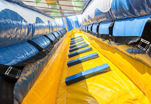 Obtenga su tobogán inflable de cocodrilo con los colores alegres y el divertido estampado en la pared trasera para los niños. Ordene toboganes inflables ahora en línea en JB Hinchables España