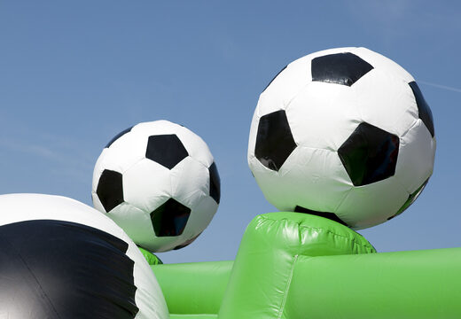 Castillo hinchable con temática de fútbol con tobogán, objetos divertidos en la superficie de salto y llamativos objetos en 3D para niños. Compre castillos hinchables en línea en JB Hinchables España