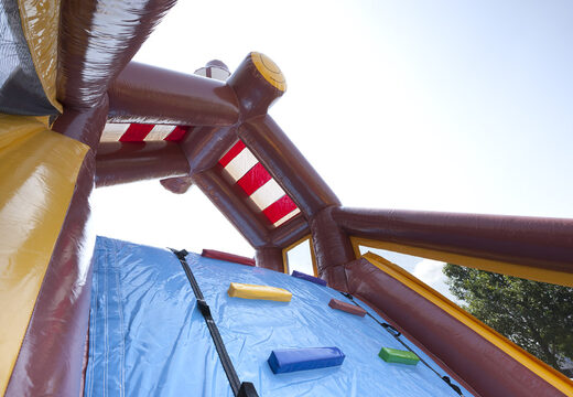 Obtenga ahora su exclusiva pista americana inflable con temática pirata de 17 metros de ancho para niños. Ordene pistas americanas inflables en JB Hinchables España