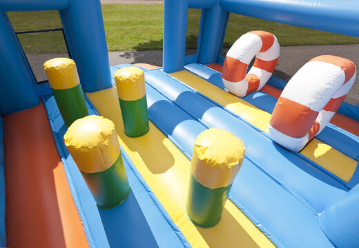 Obtenga su tobogán multifuncional inflable con temática de delfines con una piscina de chapoteo, un objeto 3D impresionante, colores frescos y los obstáculos 3D en línea ahora. Compre toboganes inflables en JB Hinchables España