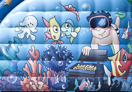 Obtenga su tobogán inflable con el tema de las olas con una superficie deslizante ondulada y divertidos estampados del mundo submarino para niños. Compre toboganes inflables ahora en línea en JB Hinchables España