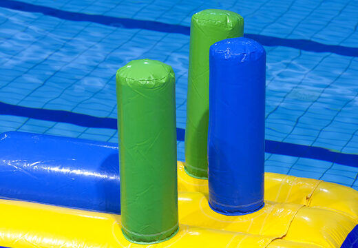 Ordene un tobogán con delfines con objetos divertidos para pequeños y mayores. Compra atracciones acuáticas hinchables online ahora en JB Hinchables España