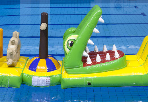 Compre una carrera de obstáculos hermética inflable con un tema de cocodrilo con divertidos objetos en 3D para jóvenes y mayores. Ordene juegos de piscina inflables ahora en línea en JB Hinchables España