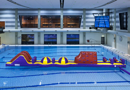 Compre una carrera de asalto XL inflable única de 17 metros de largo con varios objetos emocionantes para jóvenes y mayores. Ordene juegos de piscina inflables ahora en línea en JB Hinchables España