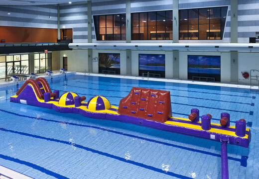 Carrera de obstáculos Adventure Mega Run XL de 17 metros de largo en un diseño único con varios objetos emocionantes para jóvenes y mayores. Comprar carreras de obstáculos para piscinas hinchables online ahora en JB Hinchables España