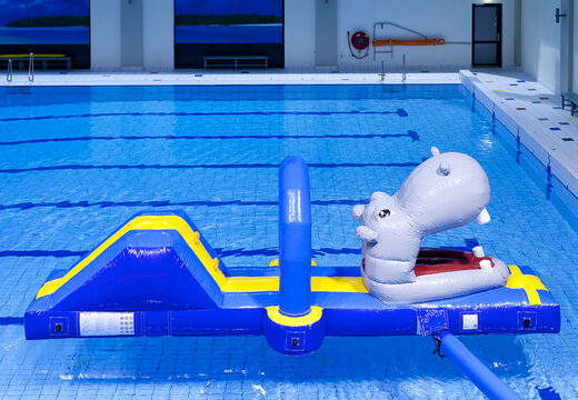 Ordene la carrera de obstáculos de diapositivas hippo run con objetos divertidos para jóvenes y mayores. Comprar carreras de obstáculos hinchables online ahora en JB Hinchables España