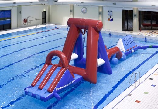 Ordene una carrera de obstáculos de piscina inflable doble con dos paredes de escalada, un objeto de equilibrio, una torre de columpio y un tobogán para niños. Comprar carreras de obstáculos hinchables online ahora en JB Hinchables España
