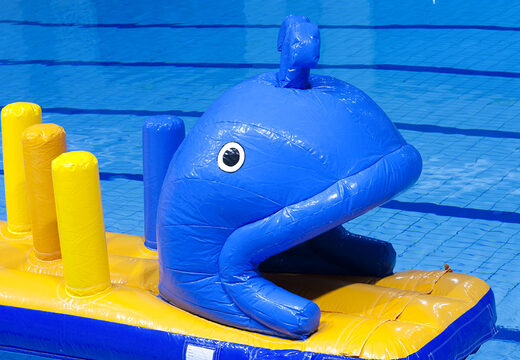 Pista de asalto inflable para carreras de ballenas con divertidos obstáculos en 3D para jóvenes y mayores. Ordene carreras de obstáculos inflables en línea ahora en JB Hinchables España