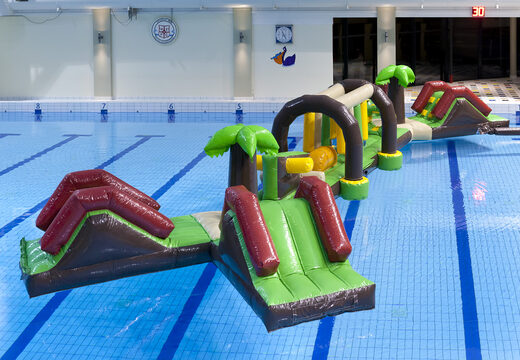 Ordene una carrera de obstáculos de piscina doble XL en el tema Hawaii Run con varios objetos emocionantes para jóvenes y mayores. Compra atracciones acuáticas hinchables online ahora en JB Hinchables España