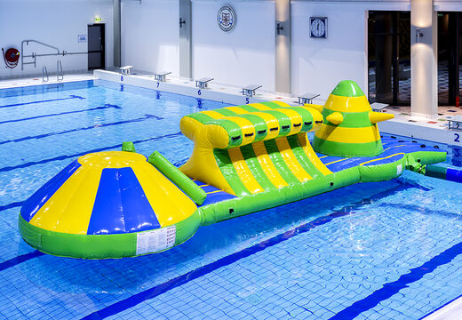 Compre una piscina hinchable de 10 m verde/azul para carreras de aventura con obstáculos desafiantes y tobogán redondo para jóvenes y mayores. Compra juegos de piscina hinchables ahora online en JB Hinchables España