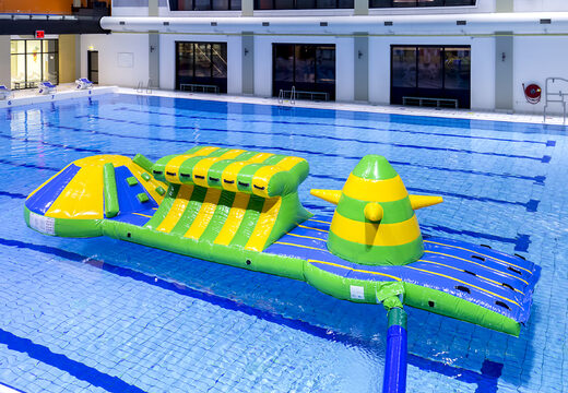 Ordene la carrera de aventura en la piscina verde/azul de 10 m con obstáculos desafiantes y tobogán redondo para jóvenes y mayores. Compra atracciones acuáticas hinchables online ahora en JB Hinchables España