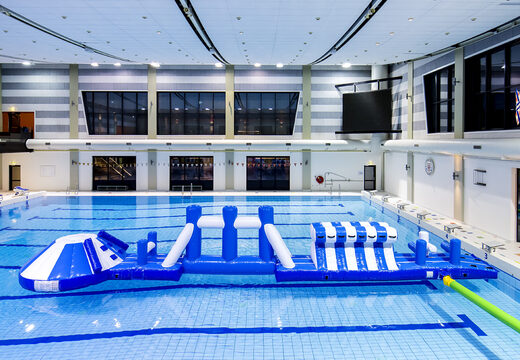 Tobogán de aventura en la piscina azul/blanco de 16 m con obstáculos desafiantes y tobogán redondo para jóvenes y mayores. Compra atracciones acuáticas hinchables online ahora en JB Hinchables España