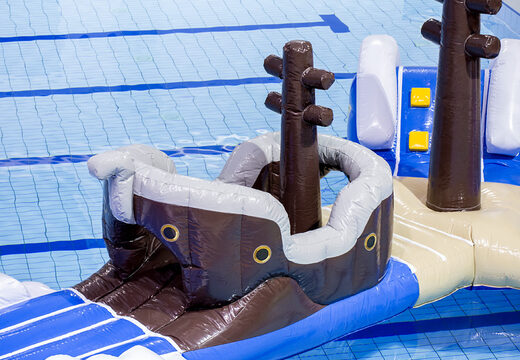 Compre una pista de obstáculos hinchable pirata única en un diseño único con divertidos objetos en 3D y no menos de 2 toboganes para jóvenes y mayores. Ordene juegos de piscina inflables ahora en línea en JB Hinchables España