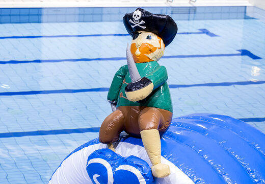 Carrera de obstáculos pirata en un diseño único con divertidos objetos en 3D y no menos de 2 toboganes para jóvenes y mayores. Comprar carreras de obstáculos para piscinas hinchables online ahora en JB Hinchables España