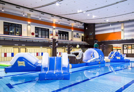 Pista de obstáculos doble hinchable de 16 metros de largo con piscina pirata en un diseño único con divertidos objetos en 3D y no menos de 2 toboganes para jóvenes y mayores. Ordene carreras de obstáculos para piscinas inflables ahora en línea en JB Hinchables España