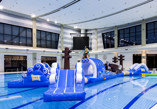 Ordene un curso de asalto de doble piscina con temática pirata para jóvenes y mayores. Compra atracciones acuáticas hinchables online ahora en JB Hinchables España