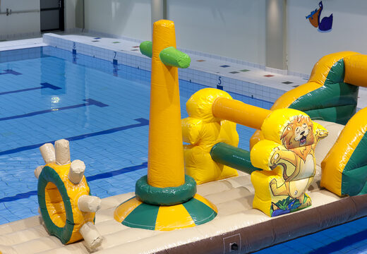 Ordene un barco inflable con tema de safari para jóvenes y mayores. Compra atracciones acuáticas hinchables online ahora en JB Hinchables España