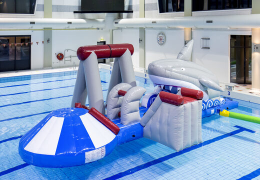 Ordene una isla inflable hermética para jugar con tiburones con una enredadera, una torre para escalar, un tobogán redondo y obstáculos para jóvenes y mayores. Compra atracciones acuáticas hinchables online ahora en JB Hinchables España