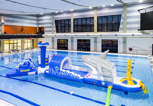 Ordene la carrera de tiburones de carrera de obstáculos de 13 metros de largo en un diseño único con objetos divertidos en 3D y no menos de 2 toboganes para jóvenes y mayores. Comprar carreras de obstáculos para piscinas hinchables online ahora en JB Hinchables España