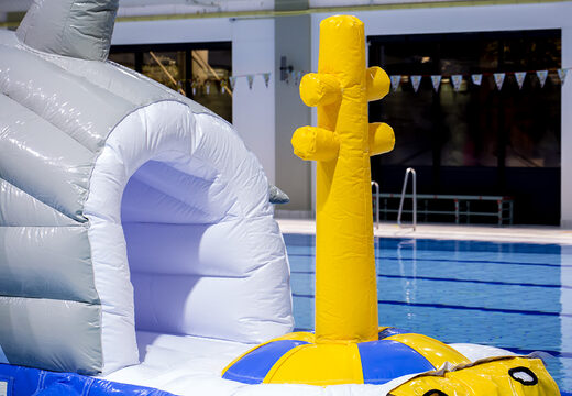 Storm track shark run 13 metros en un diseño único con divertidos objetos 3D y no menos de 2 toboganes para jóvenes y mayores. Comprar carreras de obstáculos para piscinas hinchables online ahora en JB Hinchables España