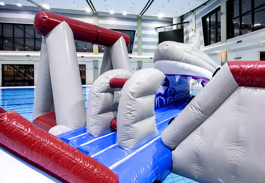 Ordene una isla de juegos inflable hermética con un tema de tiburón con una liana, una torre para escalar, un tobogán redondo y obstáculos para jóvenes y mayores. Compra juegos de piscina hinchables ahora online en JB Hinchables España