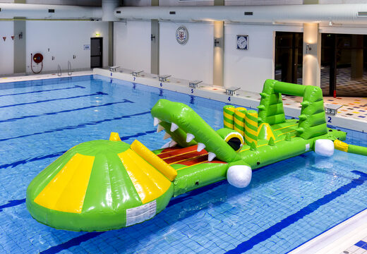 Ordene un tobogán inflable único con un tema de cocodrilo para jóvenes y mayores. Compra juegos de piscina hinchables ahora online en JB Hinchables España