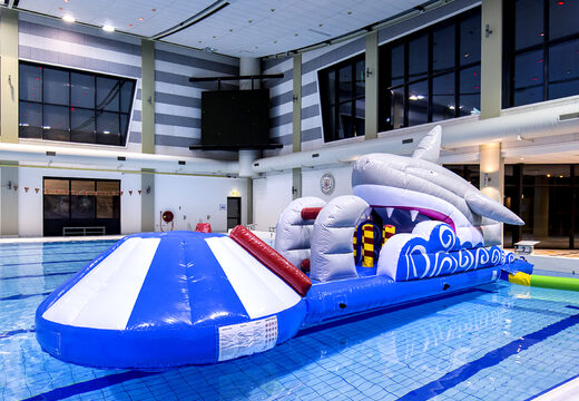 Ordene un tobogán inflable único con tema de tiburón para jóvenes y mayores. Compra juegos de piscina hinchables ahora online en JB Hinchables España