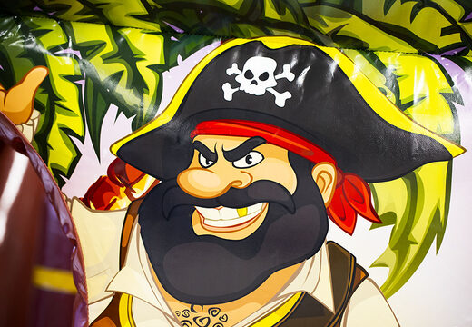 Ordene una pista americana inflable de 9 m con un mini barco pirata con objetos en 3D para niños. Compre pistas americanas inflables en línea ahora en JB Hinchables España