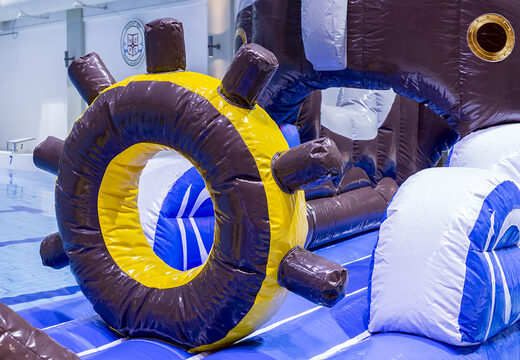 Ordene un tobogán hermético inflable con un tema pirata para jóvenes y mayores. Compra atracciones acuáticas hinchables online ahora en JB Hinchables España