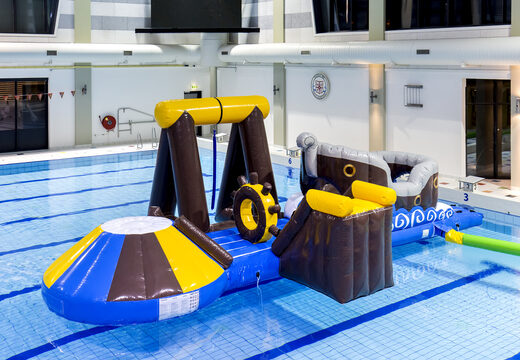 Exclusiva isla de juego pirata hinchable hermética con enredadera, torre de escalada, tobogán redondo y obstáculos para grandes y pequeños. Compra juegos de piscina hinchables ahora online en JB Hinchables España