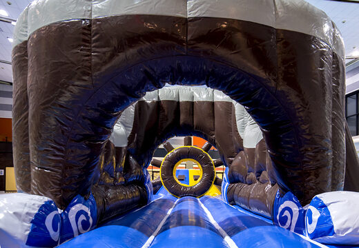 Genial isla de juegos con temática pirata con una enredadera, una torre para escalar, un tobogán redondo y obstáculos para jóvenes y mayores. Ordene juegos de piscina inflables ahora en línea en JB Hinchables España