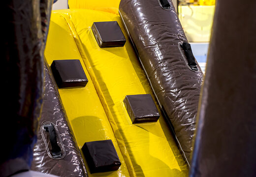 Exclusiva isla de juegos hinchable hermética con temática pirata con enredadera, torre de escalada, tobogán redondo y obstáculos para grandes y pequeños. Compra juegos de piscina hinchables ahora online en JB Hinchables España