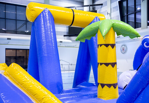 Genial isla de juegos con temática de surfistas con una enredadera, una torre para escalar, un tobogán redondo y obstáculos para jóvenes y mayores. Ordene juegos de piscina inflables ahora en línea en JB Hinchables España