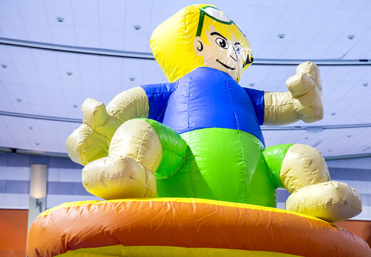 Ordene una isla de juego hinchable hermética con temática de surf con enredadera, torre de escalada, tobogán redondo y obstáculos para grandes y pequeños. Compra juegos de piscina hinchables ahora online en JB Hinchables España