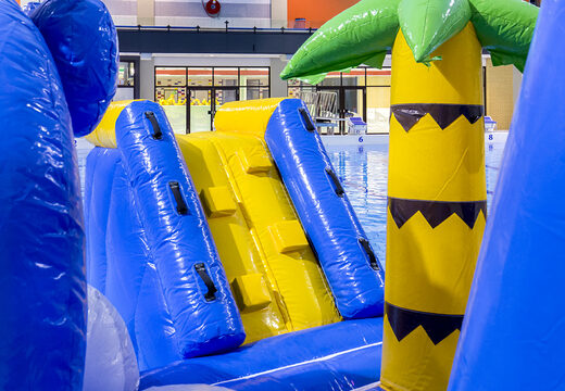 Espectacular isla de juegos con temática de surf con enredadera, torre de escalada, tobogán redondo y obstáculos para grandes y pequeños. Compra online juegos de piscina hinchables ahora en JB Hinchables España