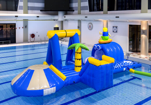 Exclusiva isla inflable hermética para surfistas con enredadera, torre de escalada, tobogán redondo y obstáculos para jóvenes y mayores. Compra juegos de piscina hinchables ahora online en JB Hinchables España