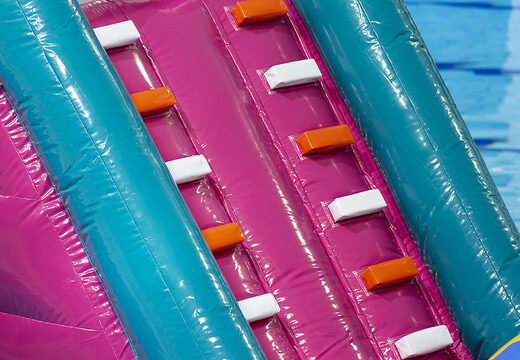 Compre un curso de asalto colle inflable Flamingo Run único para jóvenes y mayores. Ordene juegos de piscina inflables ahora en línea en JB Hinchables España