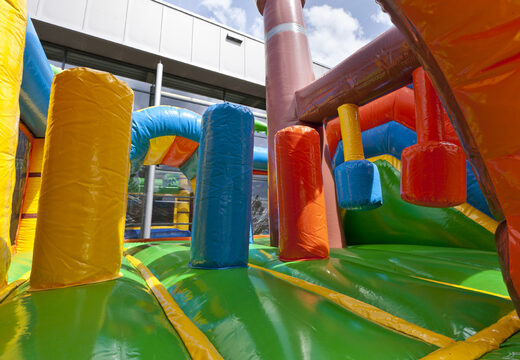 Ordene un castillo hinchable en un barco pirata con tobogán para niños. Compre castillos hinchables en línea en JB Hinchables España