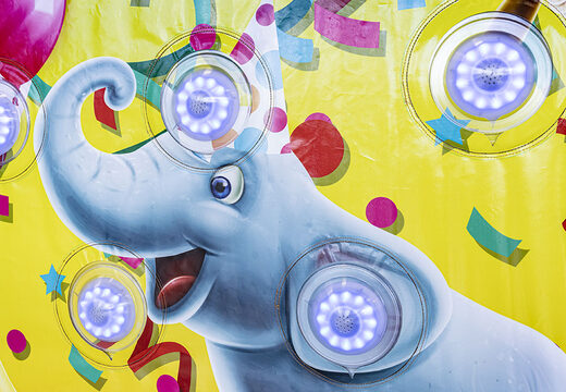 IPS Splash Wall hinchable en tema Fiesta - detalle con un chorro de agua en la parte superior para grandes y pequeños. Compra ahora online Splash Walls IPS inflables en JB Hinchables España