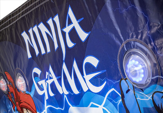 Detalle hinchable IPS Splash Wall Ninja tematizado con un chorro de agua en la parte superior para grandes y pequeños. Compra ahora online Splash Walls IPS inflables en JB Hinchables España