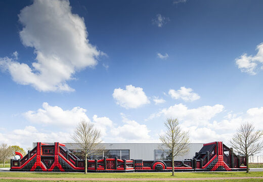 Ordene una alligator mega pista de americana rojo negro inflable de 40 metros. Compre pistas de americanas inflables en línea ahora en JB Promotions España