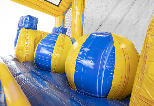 Ordene una pista americana modular de 19 metros de largo con tema de mármol con objetos 3D adecuados para niños. Compre pistas americanas inflables en línea ahora en JB Hinchables España