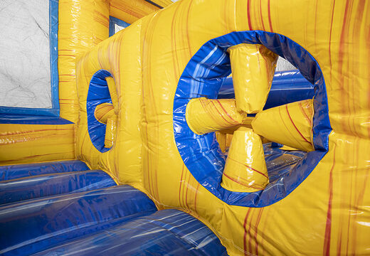 Ordene una pista americana de 19 metros de largo en tema de mármol con objetos 3D a juego y pistas dobles en diferentes temas para niños. Compre pistas americanas inflables en línea ahora en JB Hinchables España